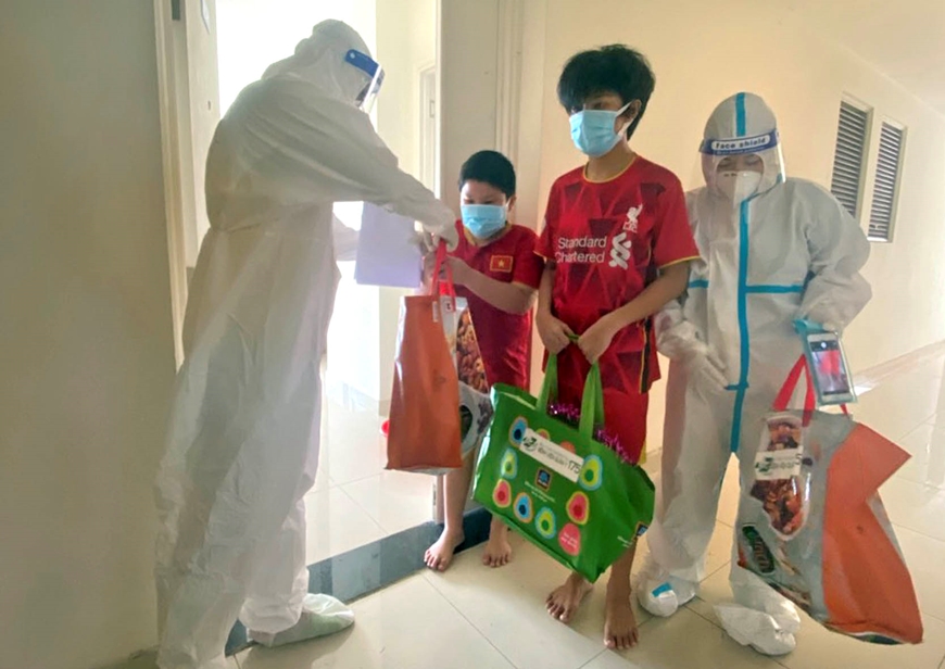 Tặng quà cho trẻ em đang điều trị Covid-19 tại bệnh viện.